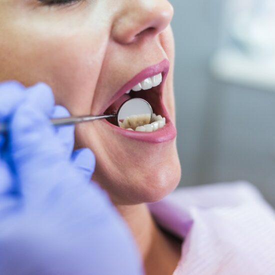 Jakie zabiegi z zakresu stomatologii należy wykonywać regularnie?