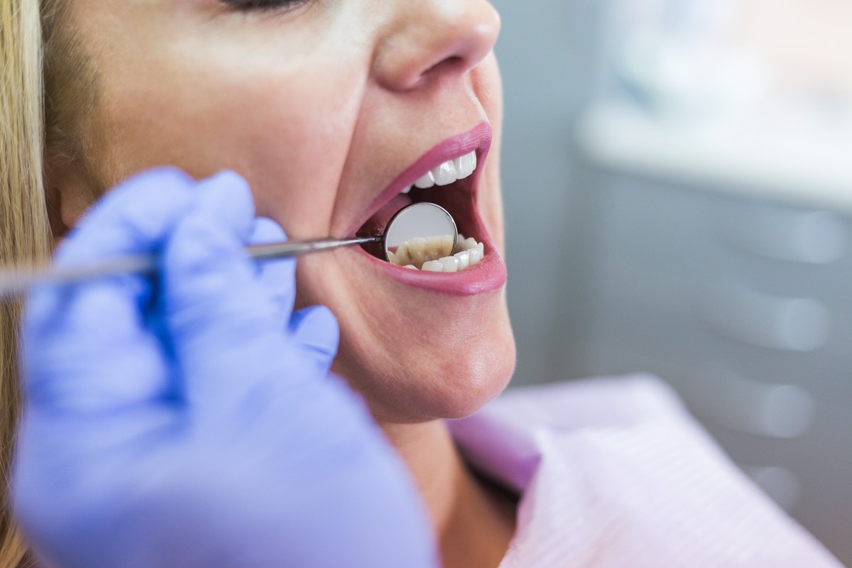 Jakie zabiegi z zakresu stomatologii należy wykonywać regularnie?